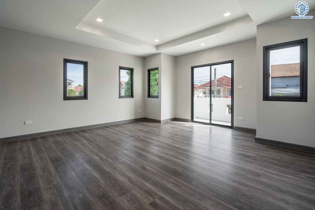 คฤหาสน์หลังใหญ่ตกแต่งใหม่ ม.บ้านสวนดอกไม้ ปิ่นเกล้า ดีไซน์สุด Luxury เนื้อที่ 154.5 ตร.ว. บนพื้นที่ใช้สอยถึง 435 ตร.ม. ฟังก์ชันจัดเต็ม 5 ห้องนอน 6 ห้องน้ำ 1 ห้องแม่บ้าน 2 ห้องอเนกประสงค์ (มีเรือนรับรองด้านข้าง พร้อมห้องน้ำในตัว) จอดรถได้ถึง 4 คัน บนทำเลเชื่อมต่อเมืองอย่างรวดเร็ว ใกล้ทางคู่ขนานลอยฟ้าบรมราชชนนี ทางด่วน "กาญจนาภิเษก" ม.มหิดล และเซ็นทรัลปิ่นเกล้า